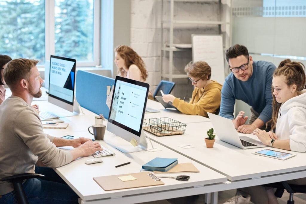 Dos personas trabajando sobre una computadora